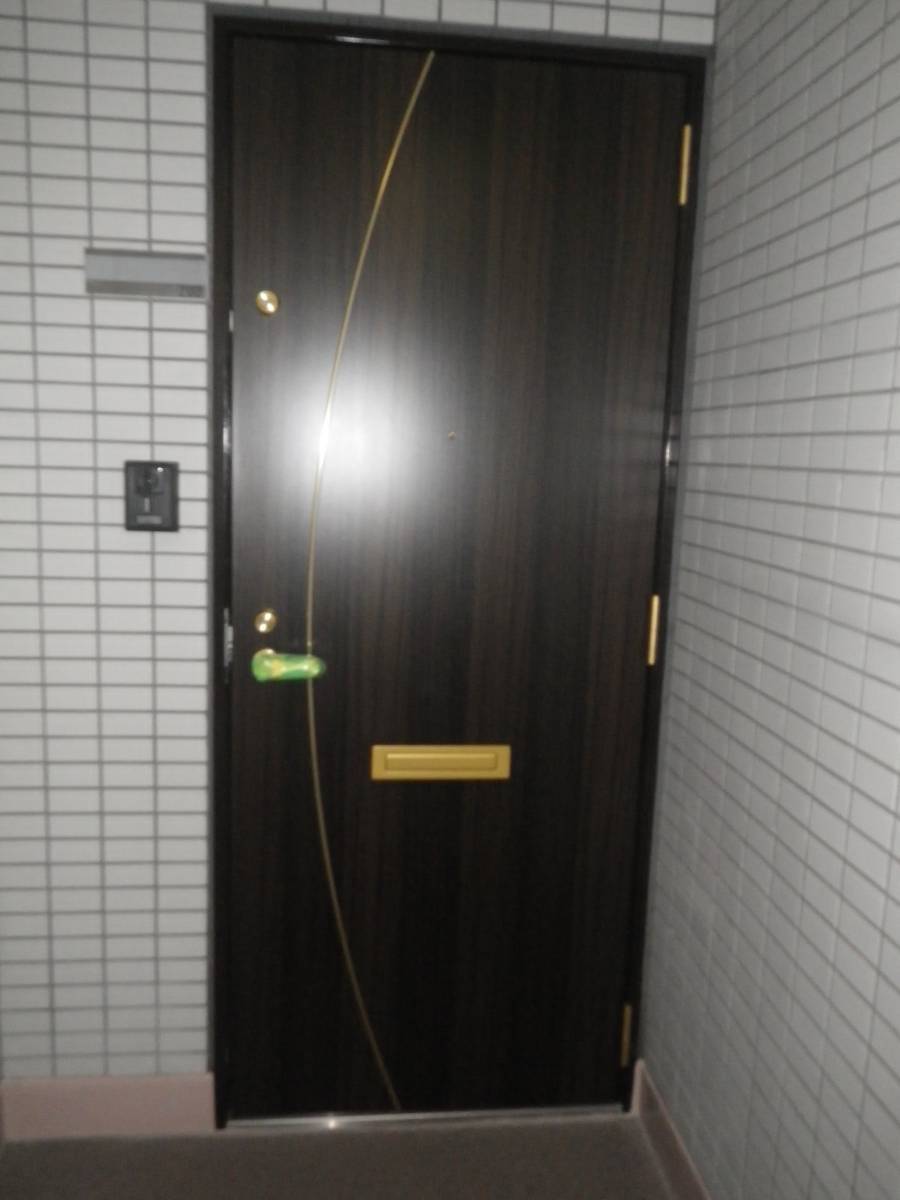 トーヨコトーヨー住器のマンションの玄関ドアのリニューアル工事　〔横浜市内〕の施工後の写真1