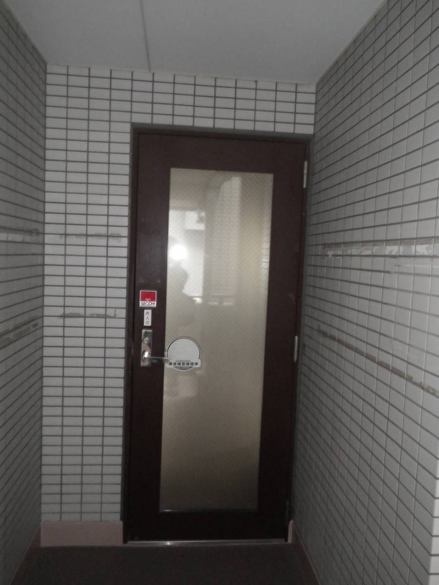 トーヨコトーヨー住器のマンションの玄関ドアのリニューアル工事　〔横浜市内〕の施工前の写真1