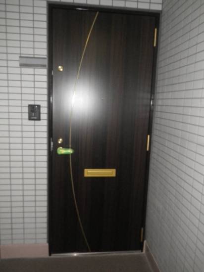 トーヨコトーヨー住器のマンションの玄関ドアのリニューアル工事　〔横浜市内〕施工事例写真1