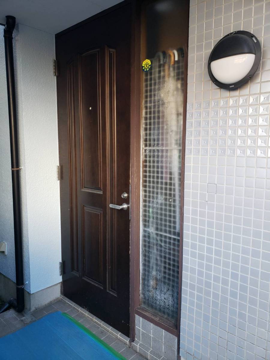 トーヨコトーヨー住器の玄関ドア　リニューアル工事　リシェントの場合の施工前の写真1