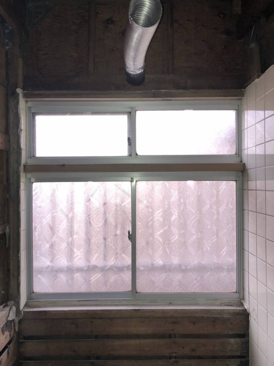 トーヨコトーヨー住器の窓サッシ　リニューアル工事　〔横浜市内〕の施工前の写真1