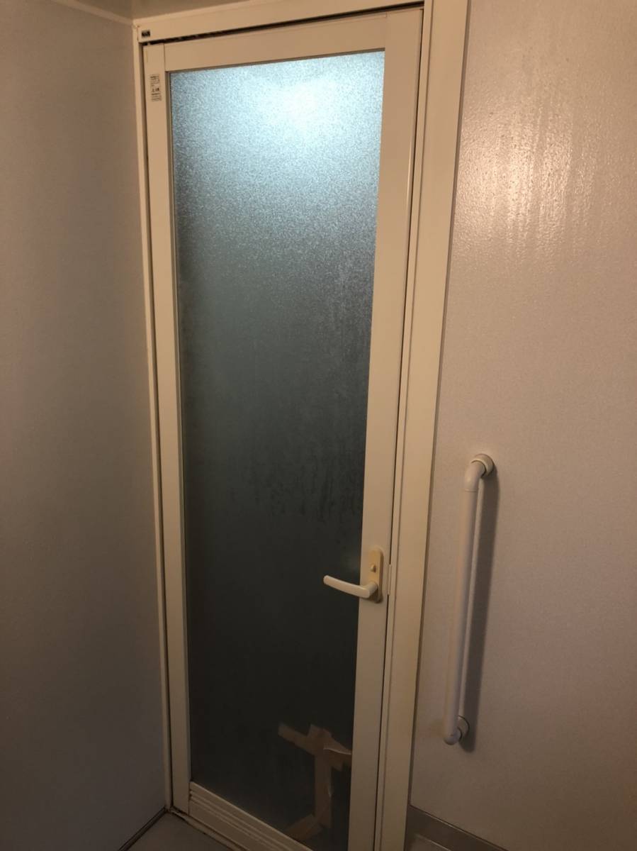 トーヨコトーヨー住器の浴室ドア　リニューアル工事　の施工前の写真1