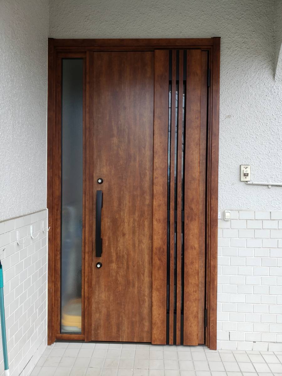 トーヨコトーヨー住器の玄関ドア　リニューアル工事　リシェントの場合の施工後の写真1