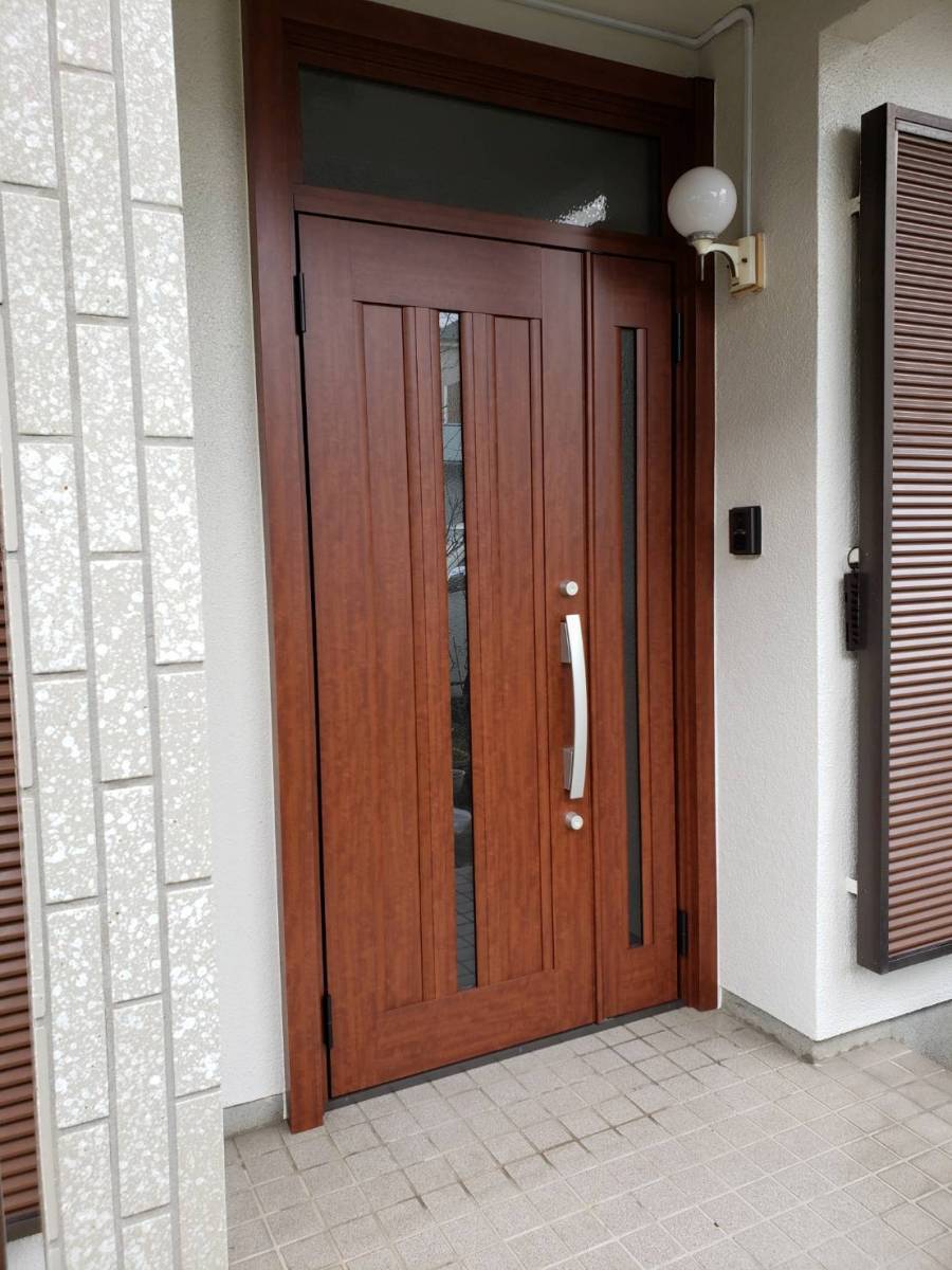 トーヨコトーヨー住器の玄関ドア　リニューアル工事　リシェントの場合の施工後の写真1
