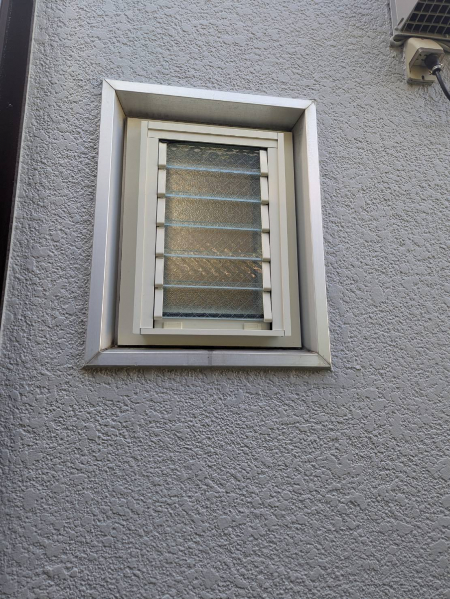 トーヨコトーヨー住器のサッシの取替　カバーにての施工後の写真1