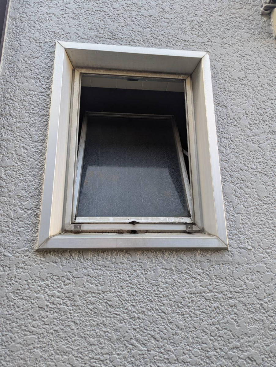 トーヨコトーヨー住器のサッシの取替　カバーにての施工前の写真1