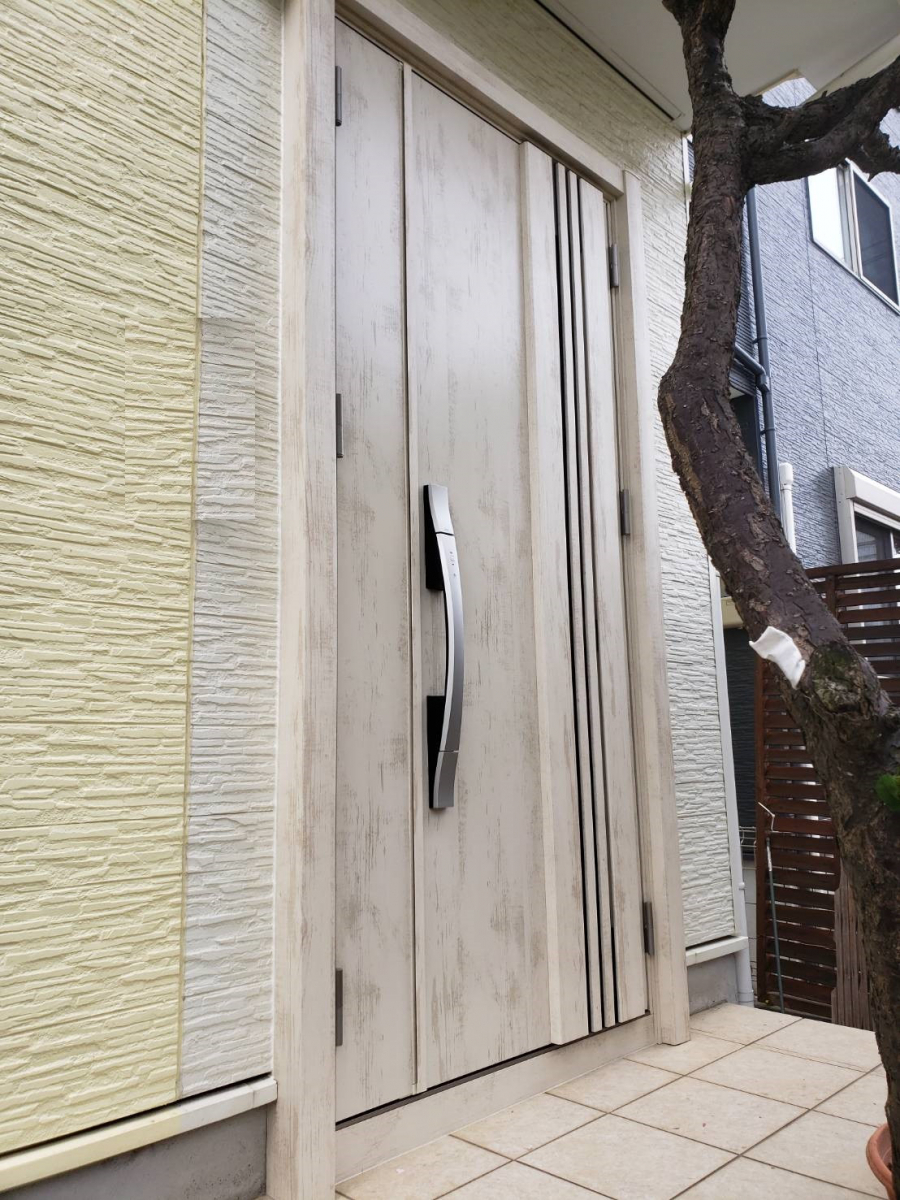 トーヨコトーヨー住器の玄関ドアのリフォームの施工後の写真1