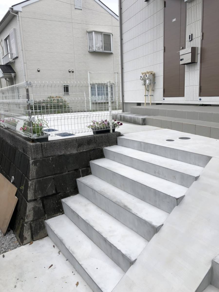 トーヨコトーヨー住器の階段に手摺を取付　〔横浜市内〕の施工前の写真1