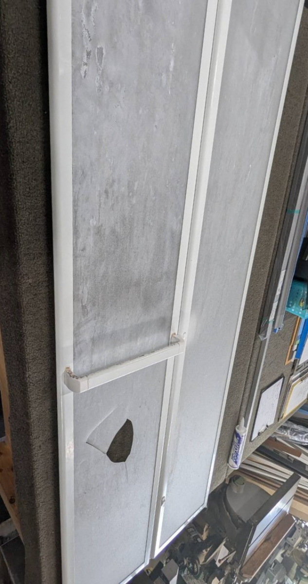 トーヨコトーヨー住器の浴室中折れドア　パネル入替の施工前の写真1