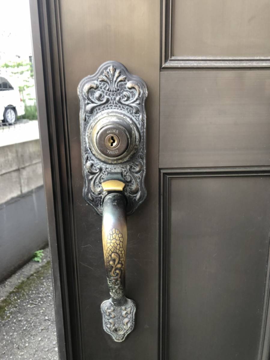 トーヨコトーヨー住器のドアのサムラッチハンドルの交換 〔川崎市内〕の施工前の写真2