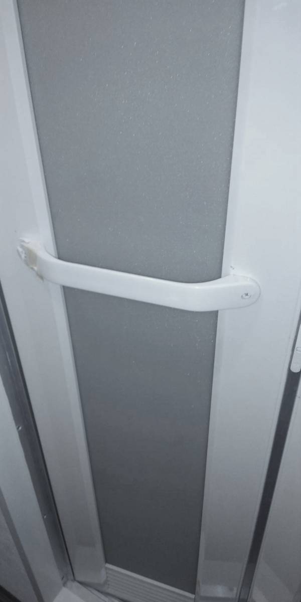 トーヨコトーヨー住器の浴室中折れドアの把手交換〔横浜市内〕の施工前の写真1