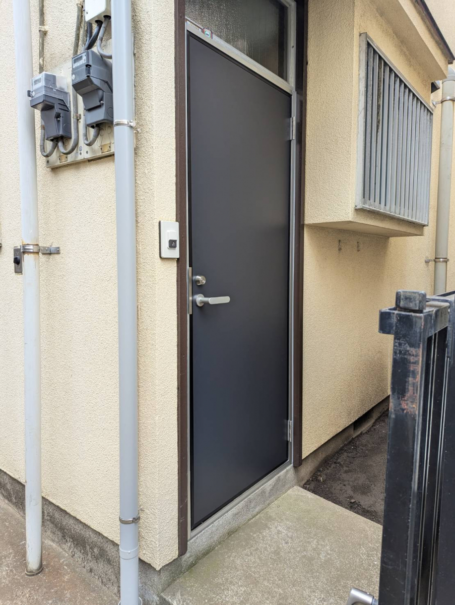 トーヨコトーヨー住器のアパートのドア カバー工法にて入替〔港北区内〕の施工後の写真1
