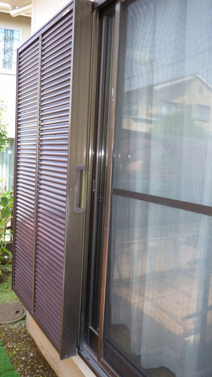 トーヨコトーヨー住器の雨戸の戸車交換〔横浜市内〕の施工前の写真1