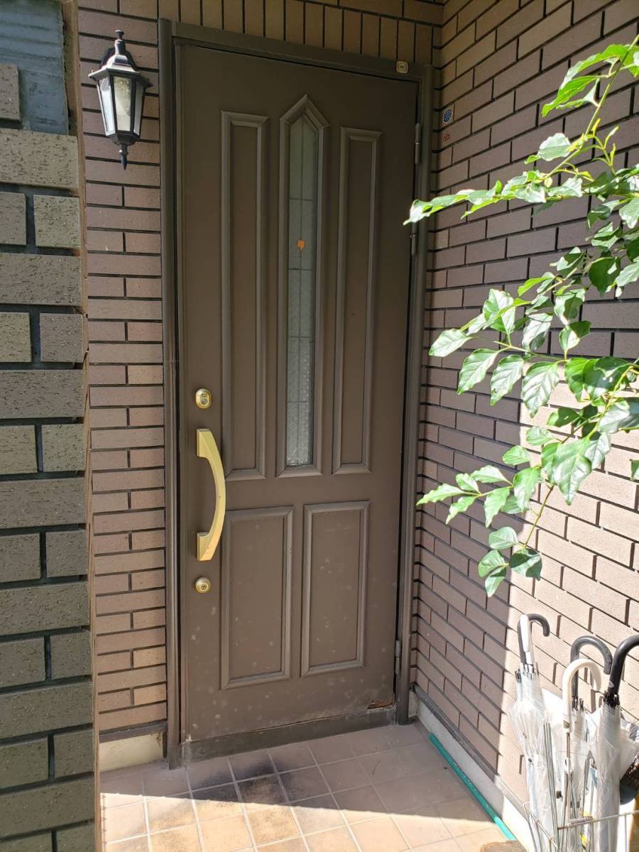 トーヨコトーヨー住器の玄関ドア　リニューアル工事　リシェントの場合の施工前の写真1