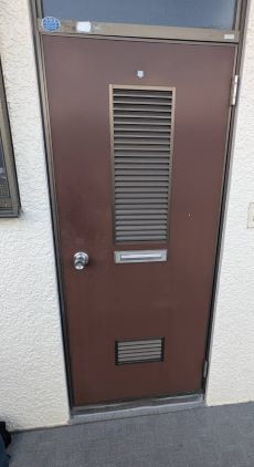 トーヨコトーヨー住器の玄関ドアリフォームの施工前の写真1