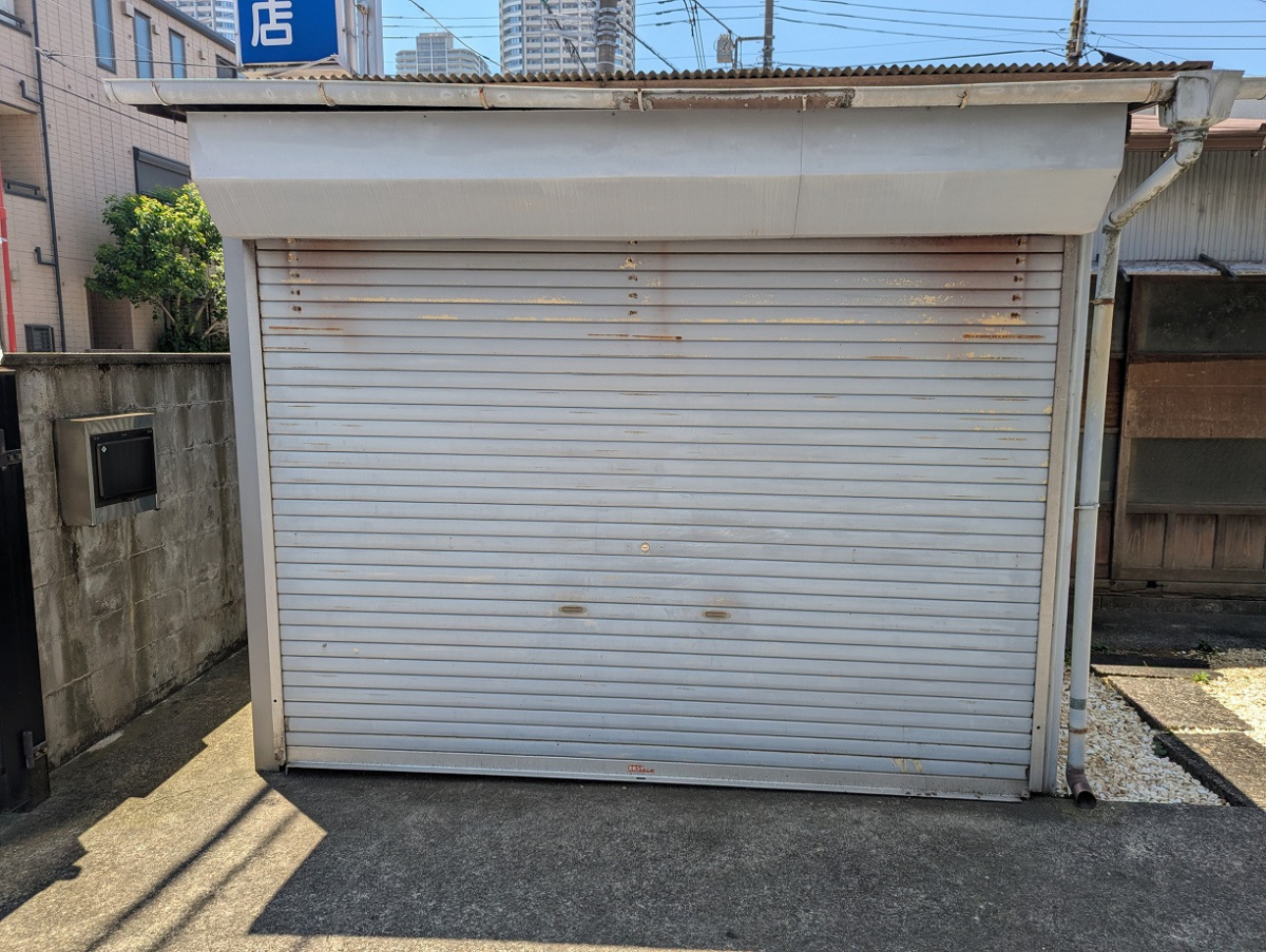 トーヨコトーヨー住器の車庫シャッターのリニューアル工事の施工前の写真1