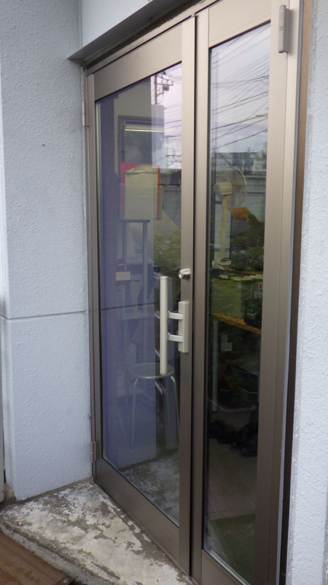 トーヨコトーヨー住器の店舗ドアのリニューアル工事の施工後の写真1