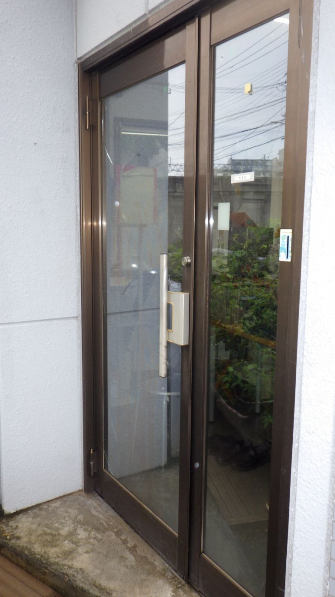トーヨコトーヨー住器の店舗ドアのリニューアル工事の施工前の写真1