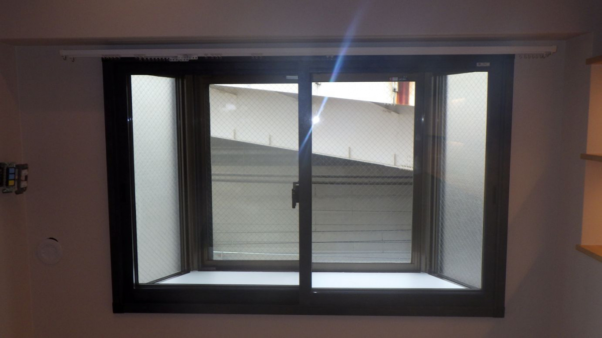 トーヨコトーヨー住器の出窓に内窓の施工後の写真1
