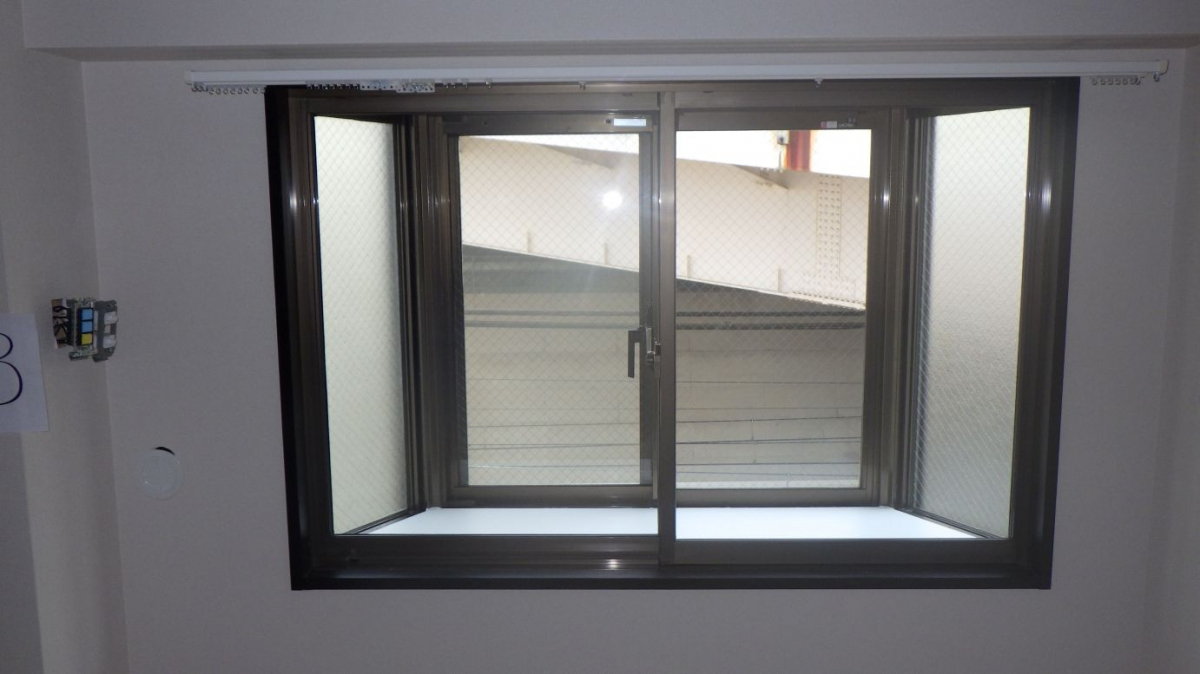 トーヨコトーヨー住器の出窓に内窓の施工前の写真1