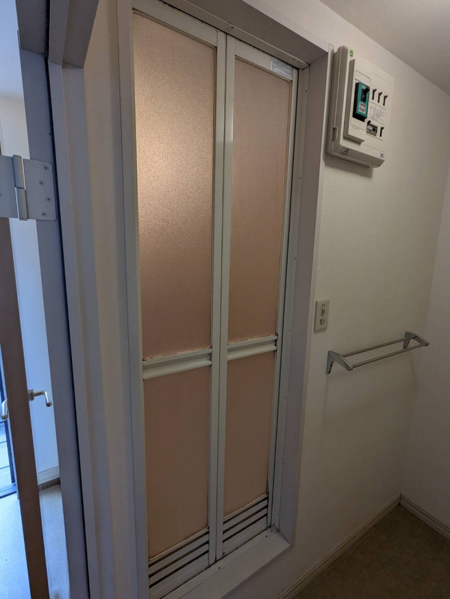 トーヨコトーヨー住器の浴室ドアリフォーム工事の施工前の写真1