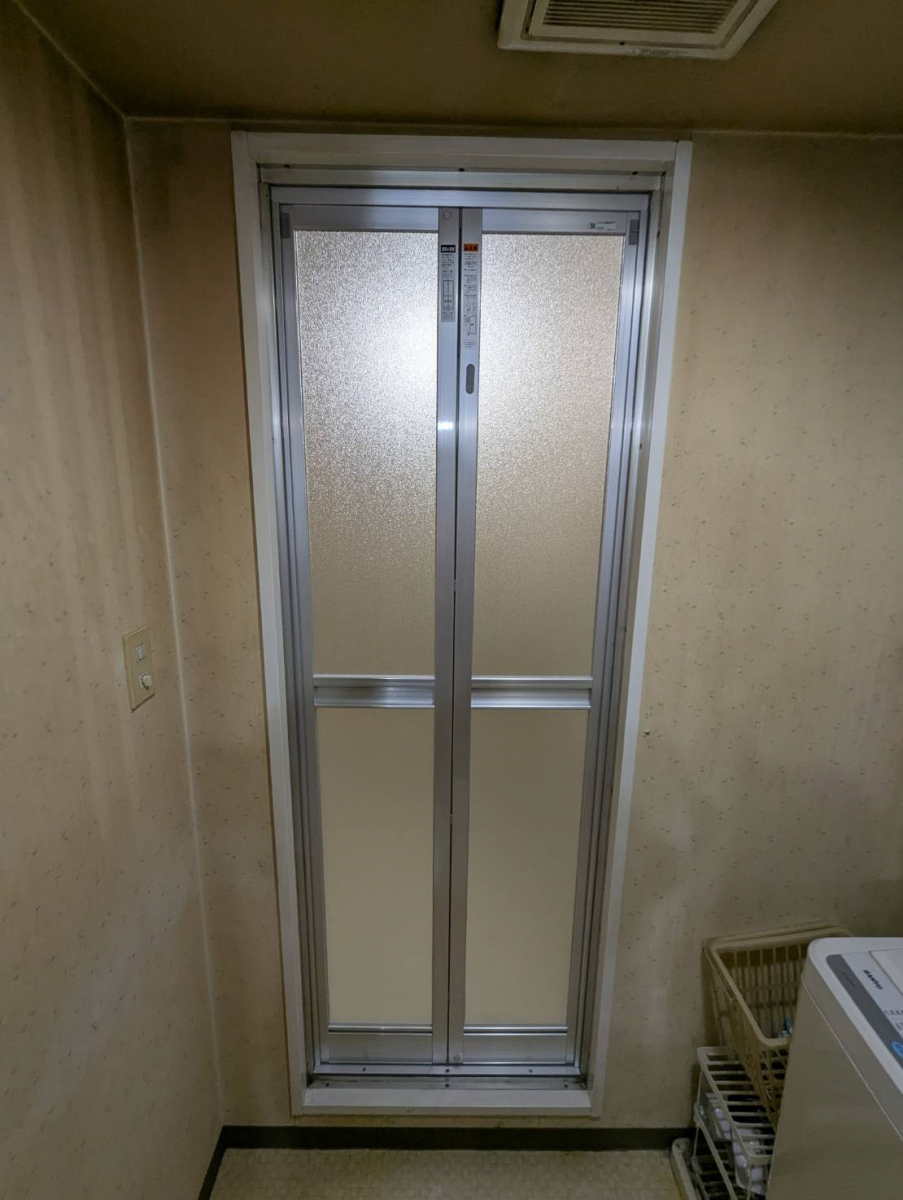 トーヨコトーヨー住器の浴室ドアのカバー工法で入替の施工後の写真1