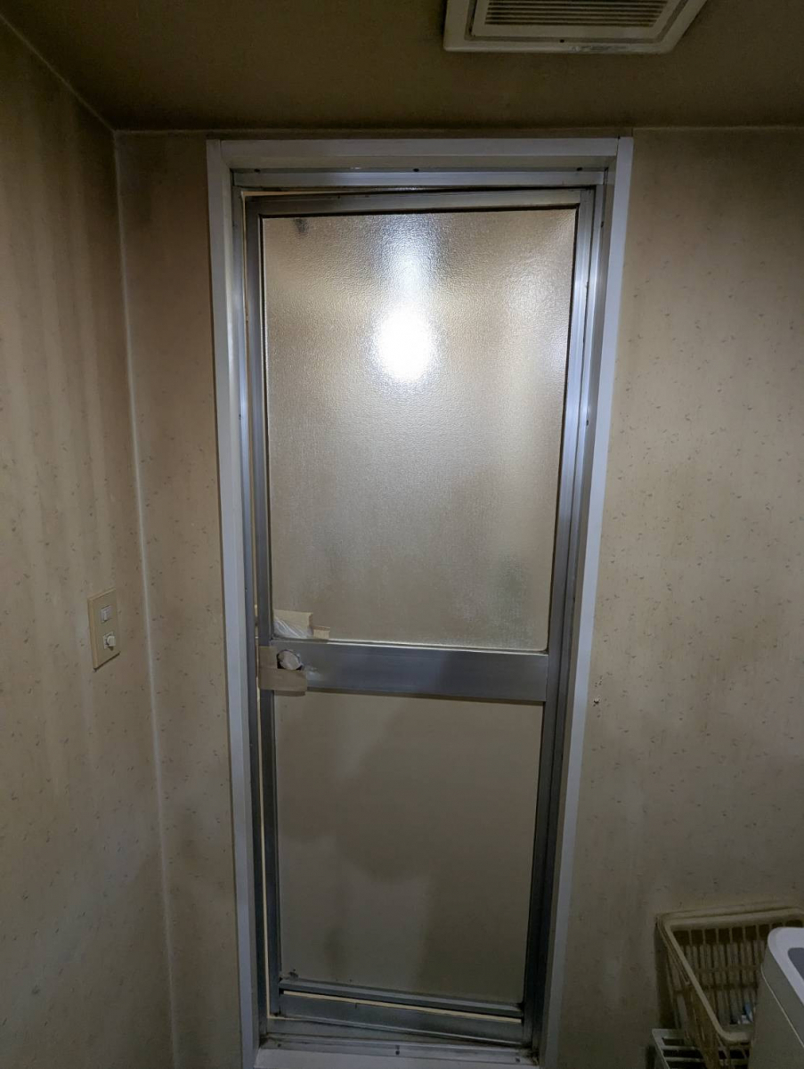 トーヨコトーヨー住器の浴室ドアのカバー工法で入替の施工前の写真1
