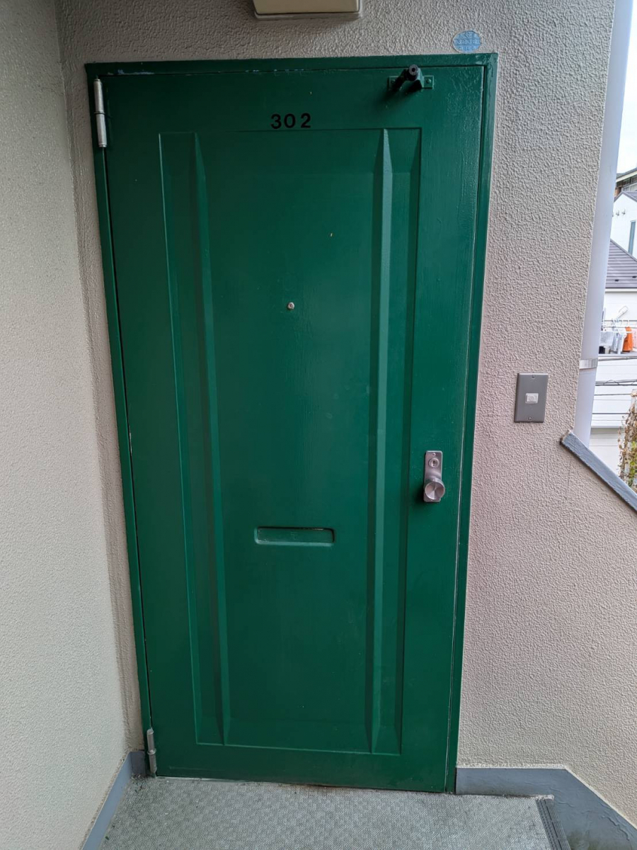 トーヨコトーヨー住器のマンションドアのカバー工法でリフォームの施工前の写真1