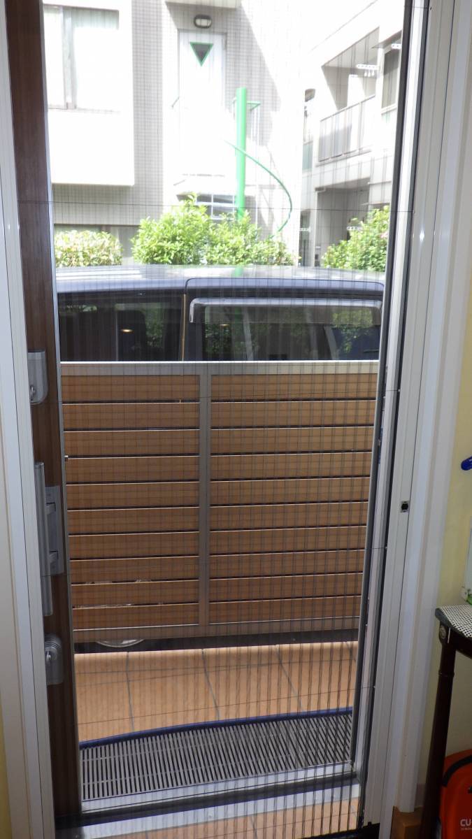 トーヨコトーヨー住器の玄関にアミドを取り付けるの施工後の写真1