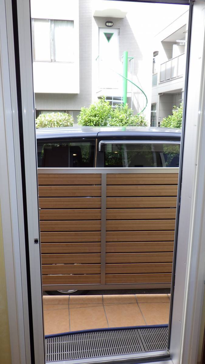 トーヨコトーヨー住器の玄関にアミドを取り付けるの施工後の写真2
