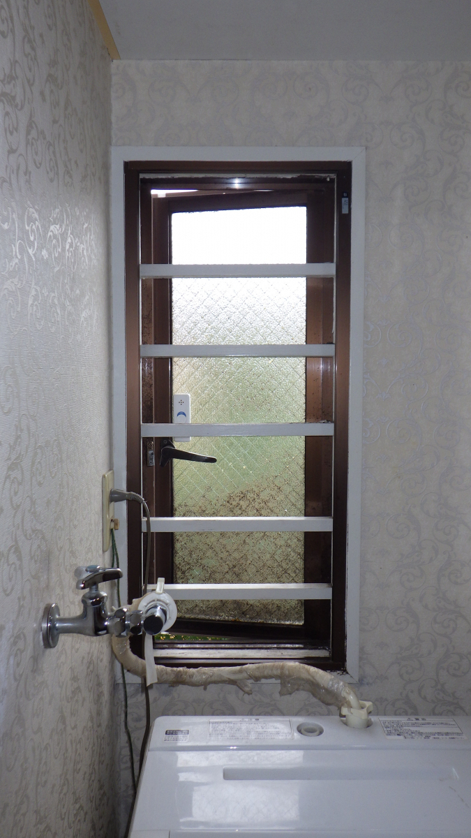 トーヨコトーヨー住器の室内面格子の取付の施工前の写真1