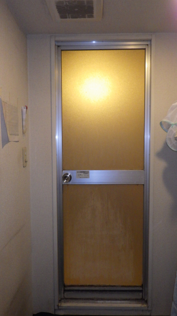 トーヨコトーヨー住器の浴室ドアリフォームの施工前の写真1