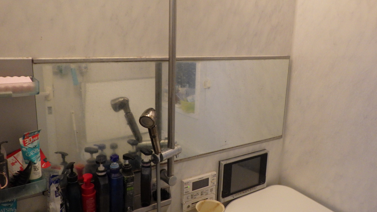 トーヨコトーヨー住器の浴室鏡の交換の施工前の写真1