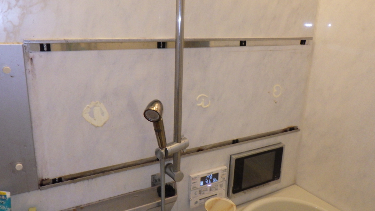 トーヨコトーヨー住器の浴室鏡の交換の施工前の写真2