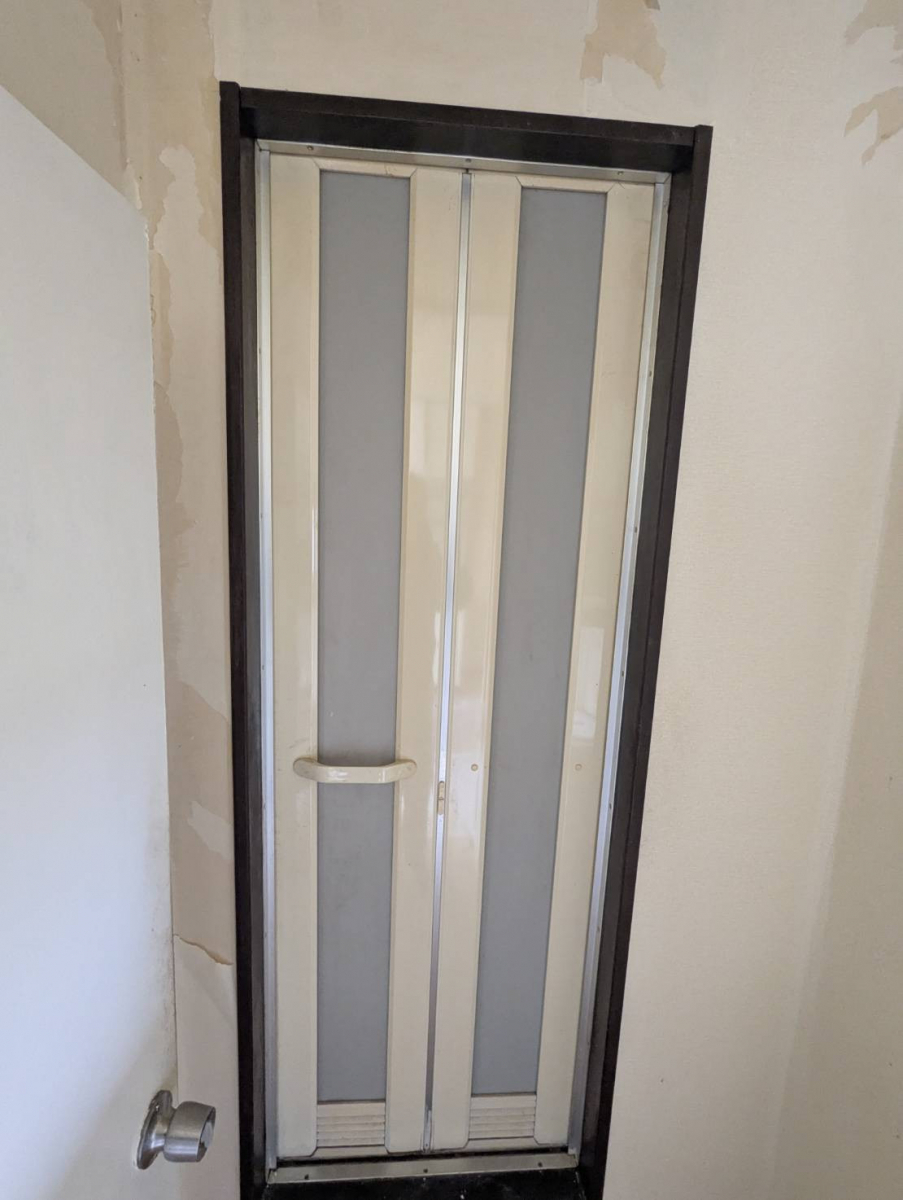 トーヨコトーヨー住器の浴室ドアリフォーム　カバー工法での施工前の写真1