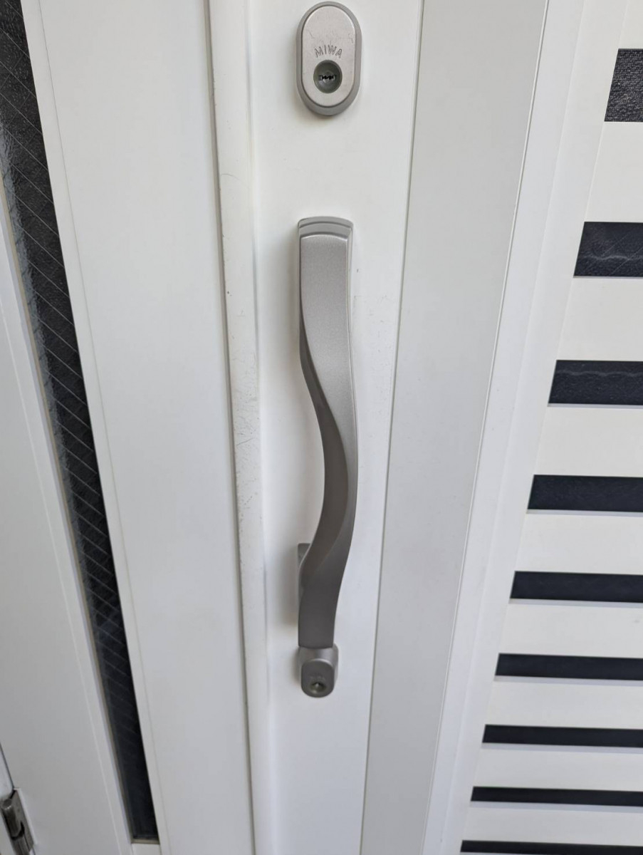 トーヨコトーヨー住器の玄関ドア部品交換の施工後の写真1