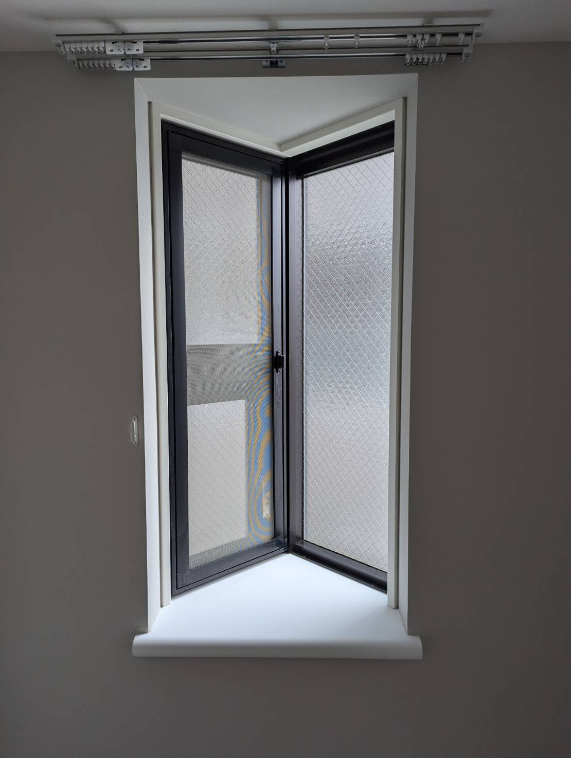 トーヨコトーヨー住器の内窓取付　ちょっと特殊な出窓にの施工前の写真1