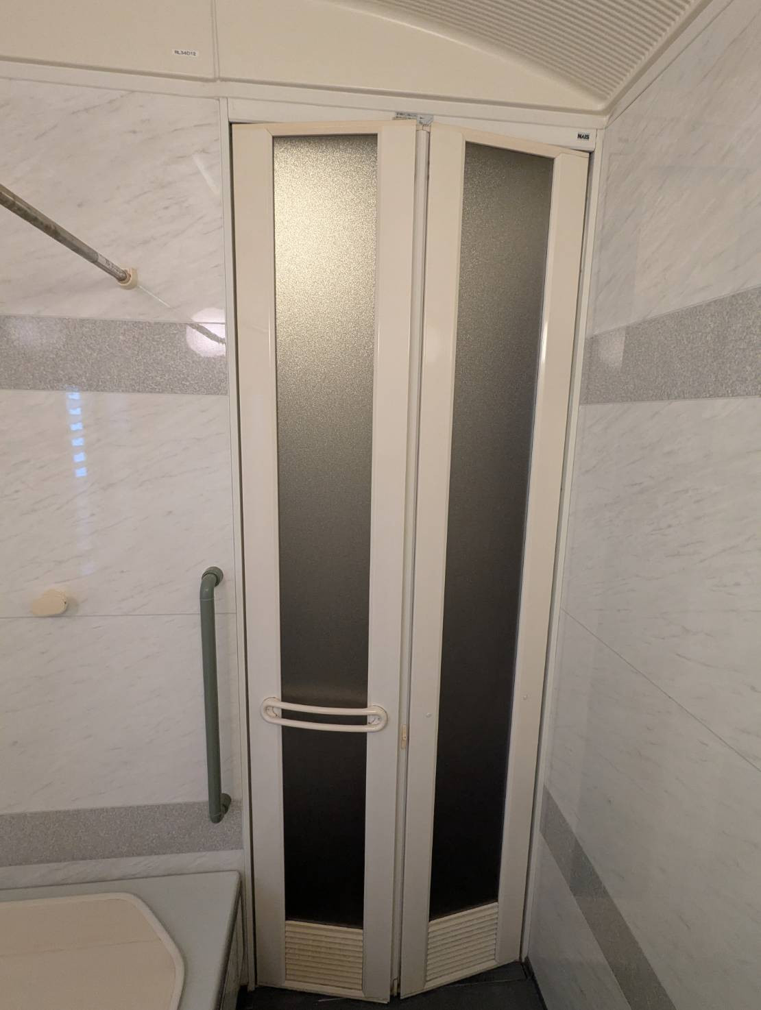 トーヨコトーヨー住器の浴室ドアリフォームの施工前の写真1