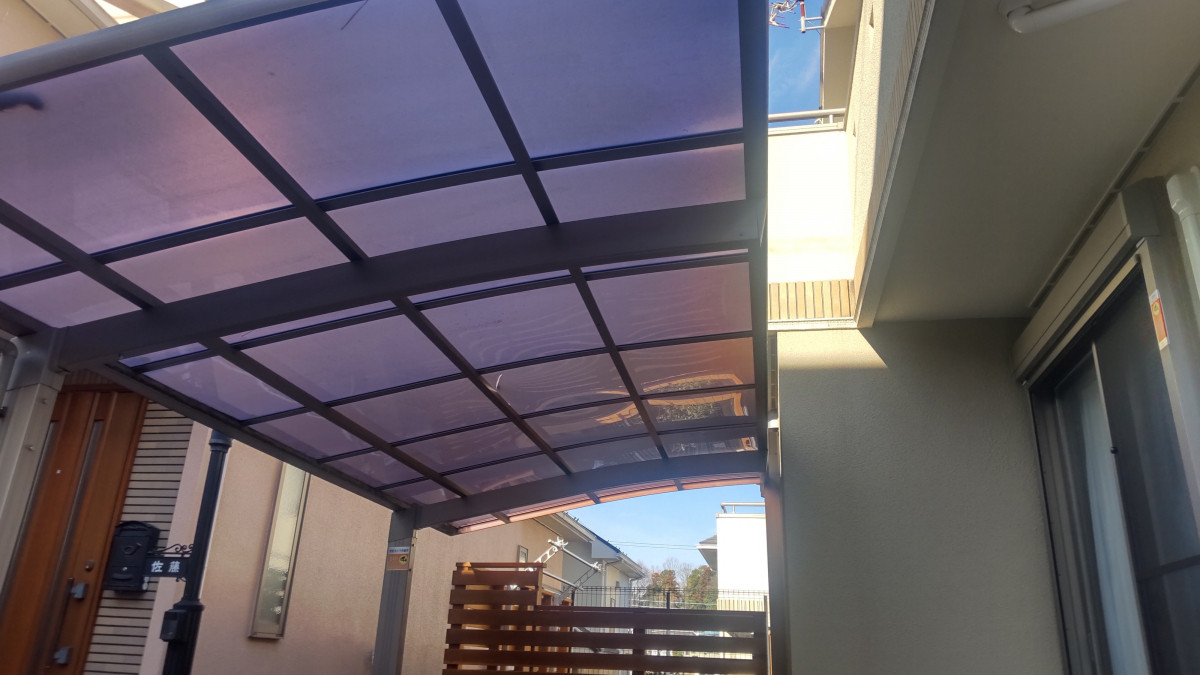 トーヨコトーヨー住器のカーポートの屋根が割れての施工前の写真1