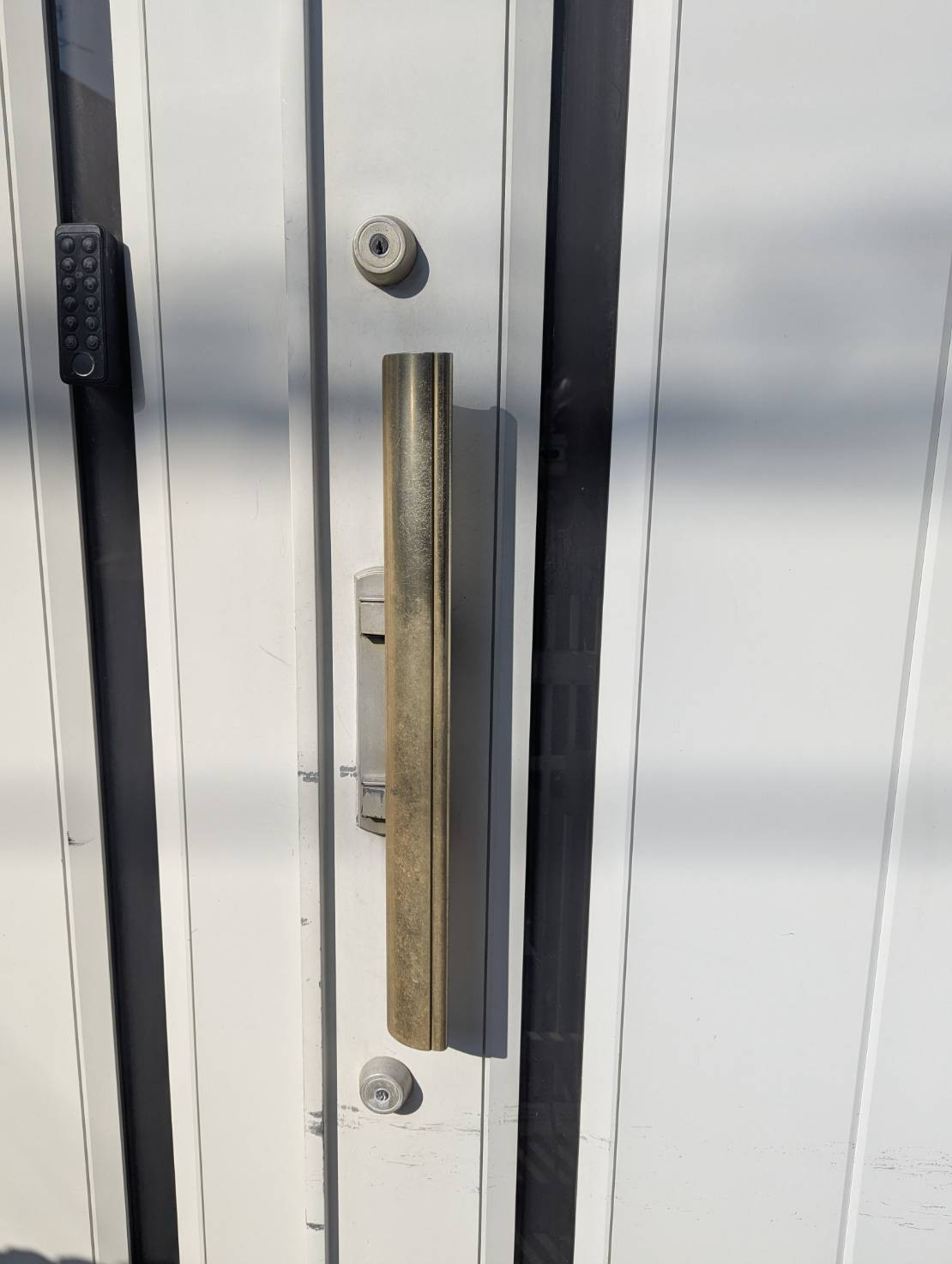 トーヨコトーヨー住器の玄関ドア　部品交換の施工前の写真1