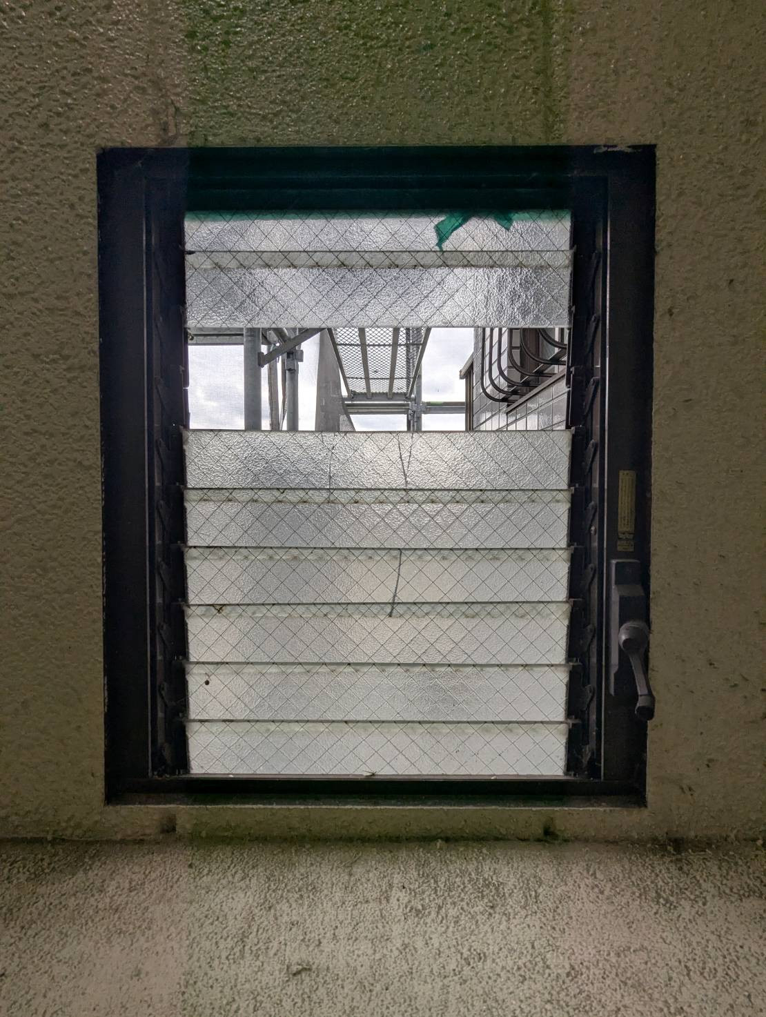 トーヨコトーヨー住器のガラスの修理入替の施工前の写真1