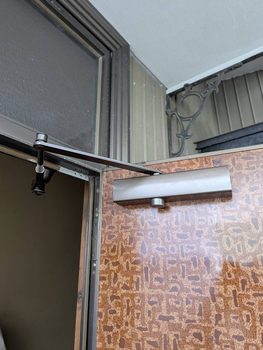 トーヨコトーヨー住器のドアクローザー交換の施工後の写真1