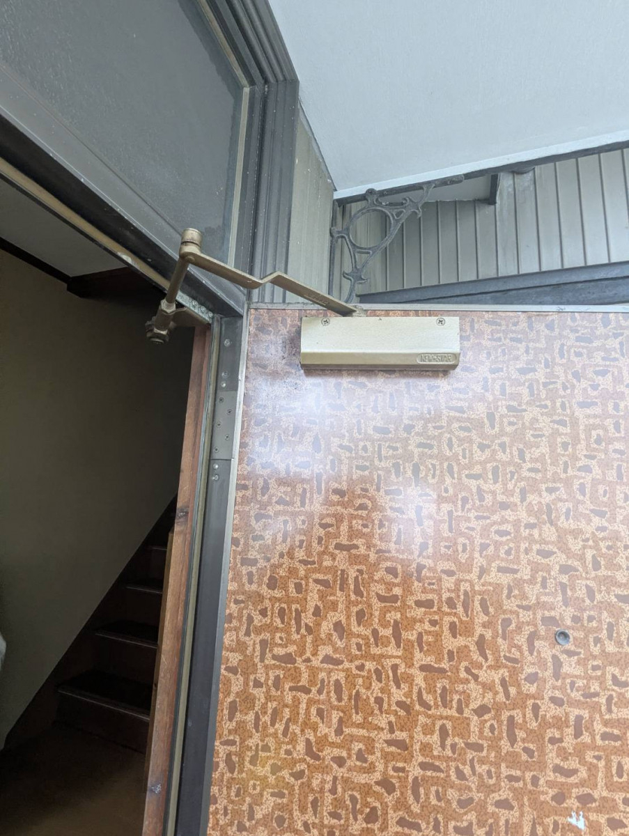 トーヨコトーヨー住器のドアクローザー交換の施工前の写真1