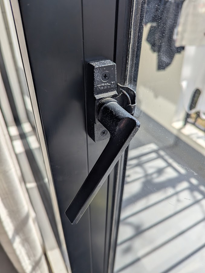 トーヨコトーヨー住器の窓の鍵交換の施工前の写真1