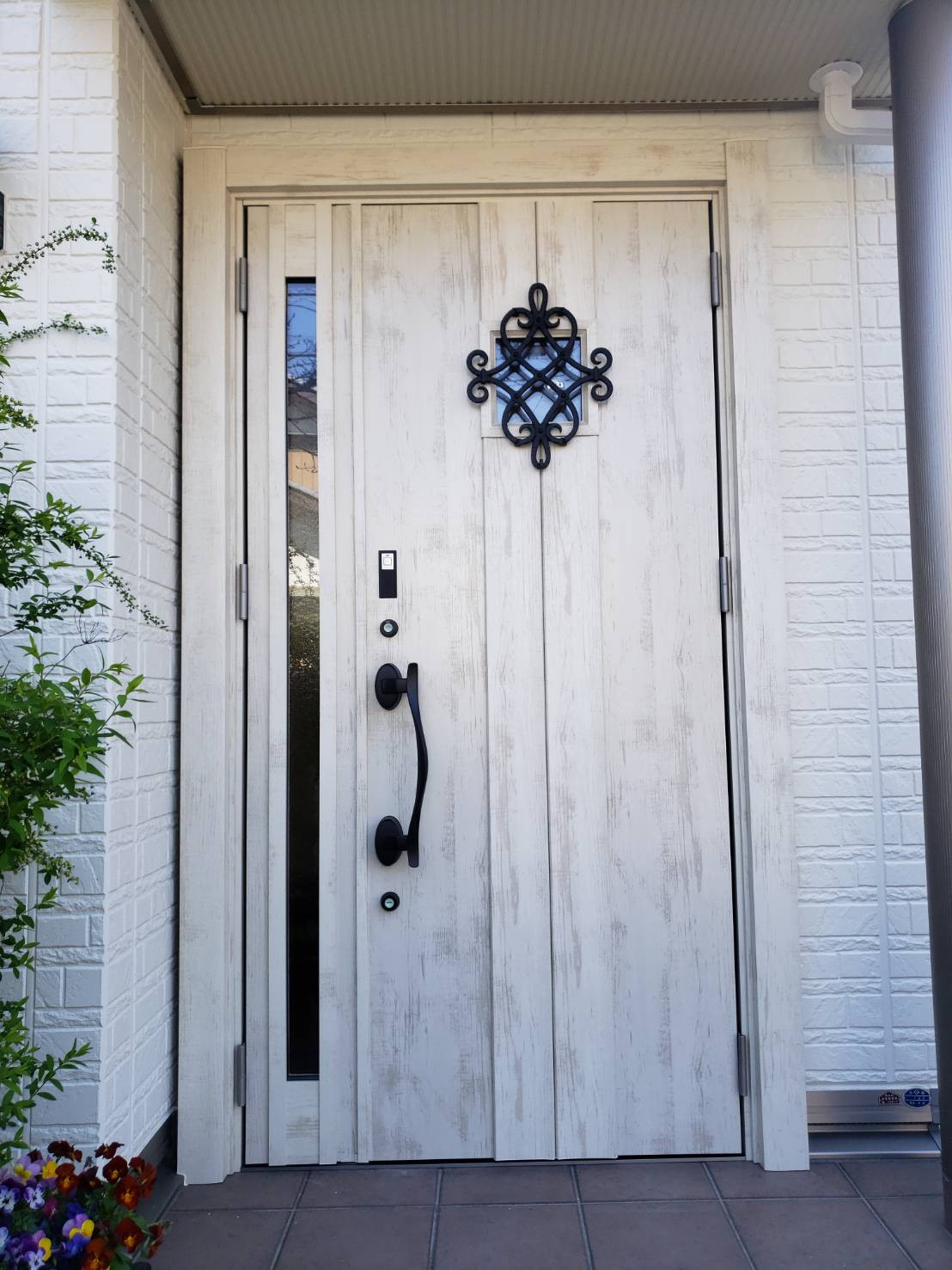 トーヨコトーヨー住器の玄関ドアのカバー工法にてリフォームをしましたの施工後の写真1