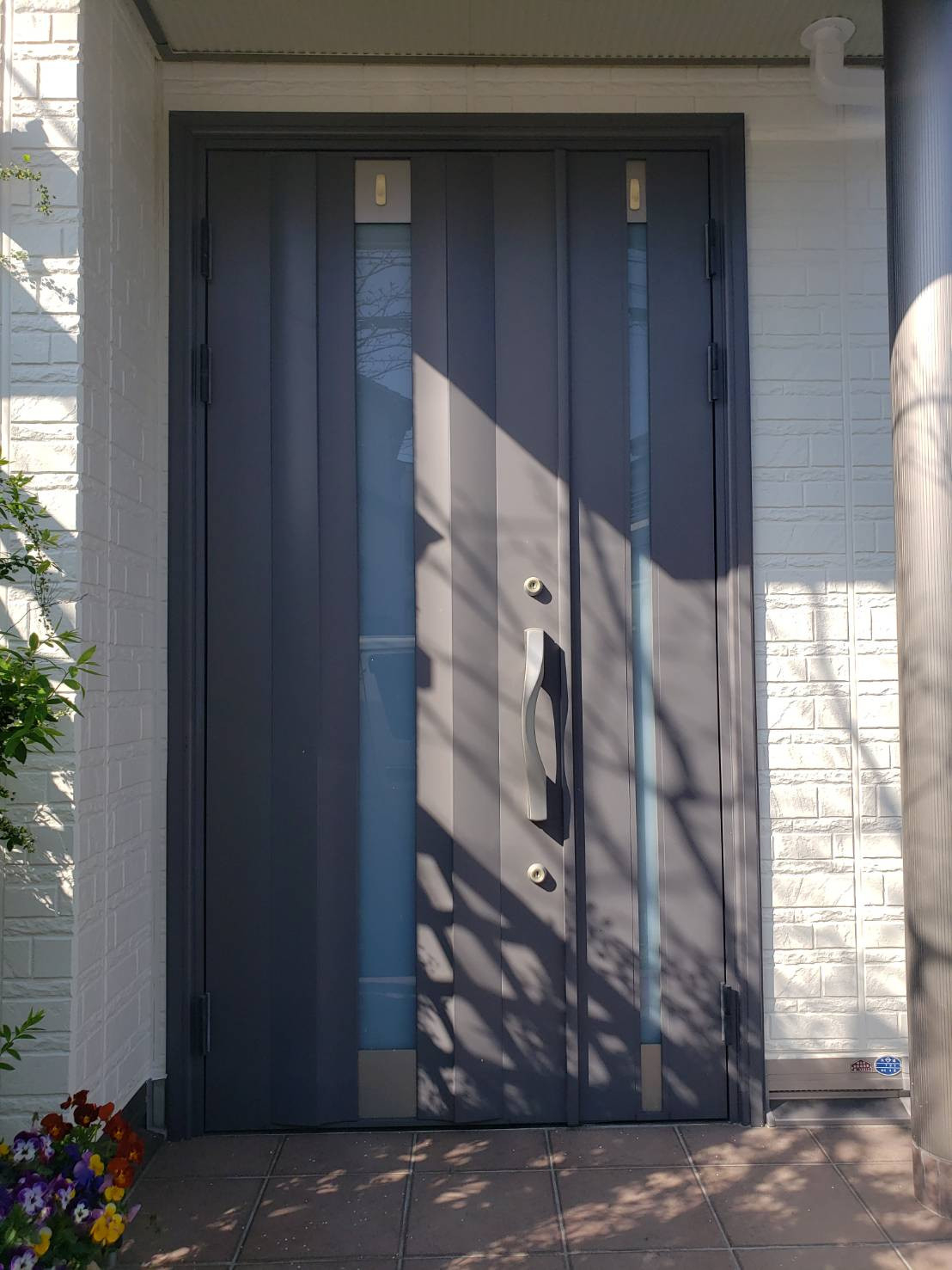 トーヨコトーヨー住器の玄関ドアのカバー工法にてリフォームをしましたの施工前の写真1