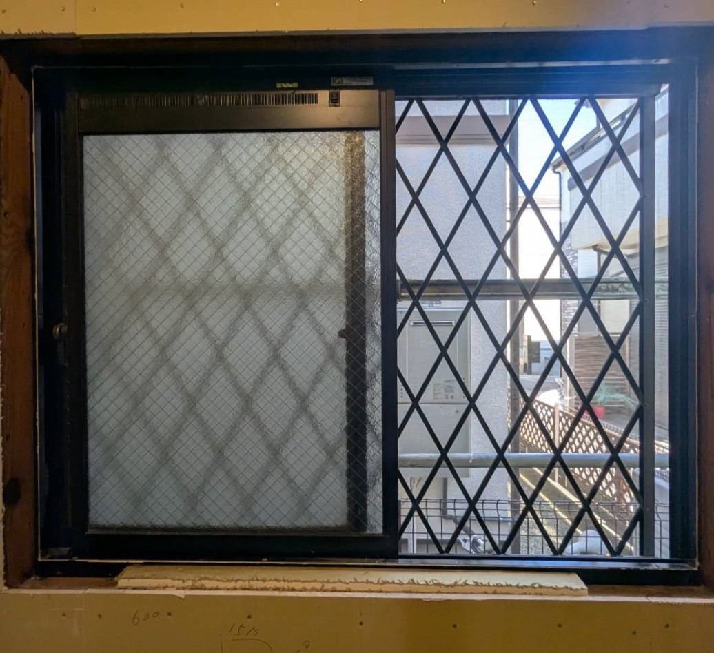 トーヨコトーヨー住器のサッシカバー工法で窓リニューアルの施工前の写真1