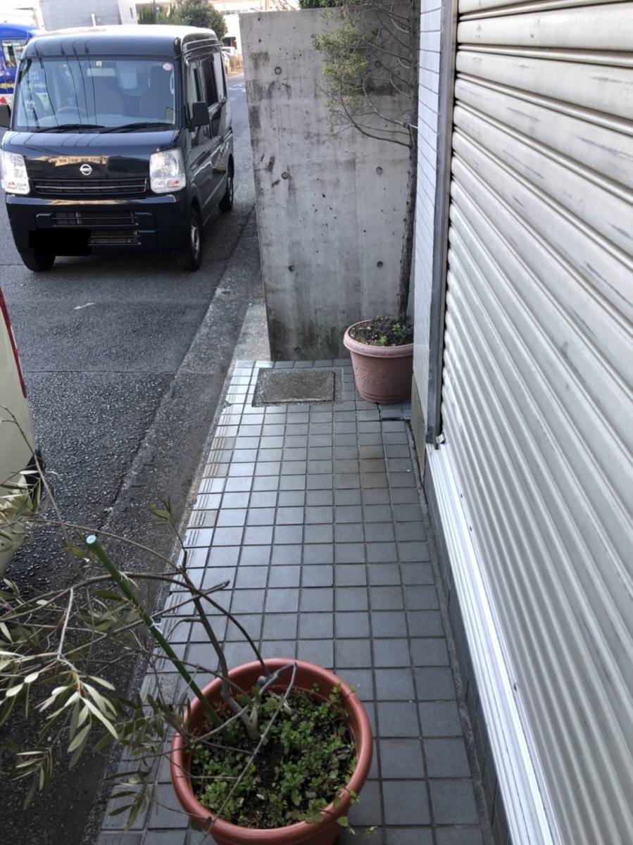 トーヨコトーヨー住器の玄関に転倒防止手摺の設置の施工前の写真1