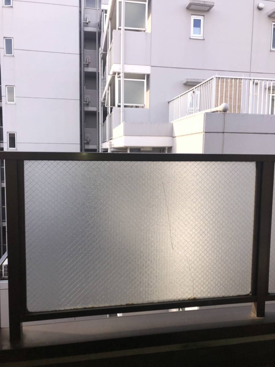 トーヨコトーヨー住器のベランダのガラス交換 〔横浜市内〕の施工前の写真1