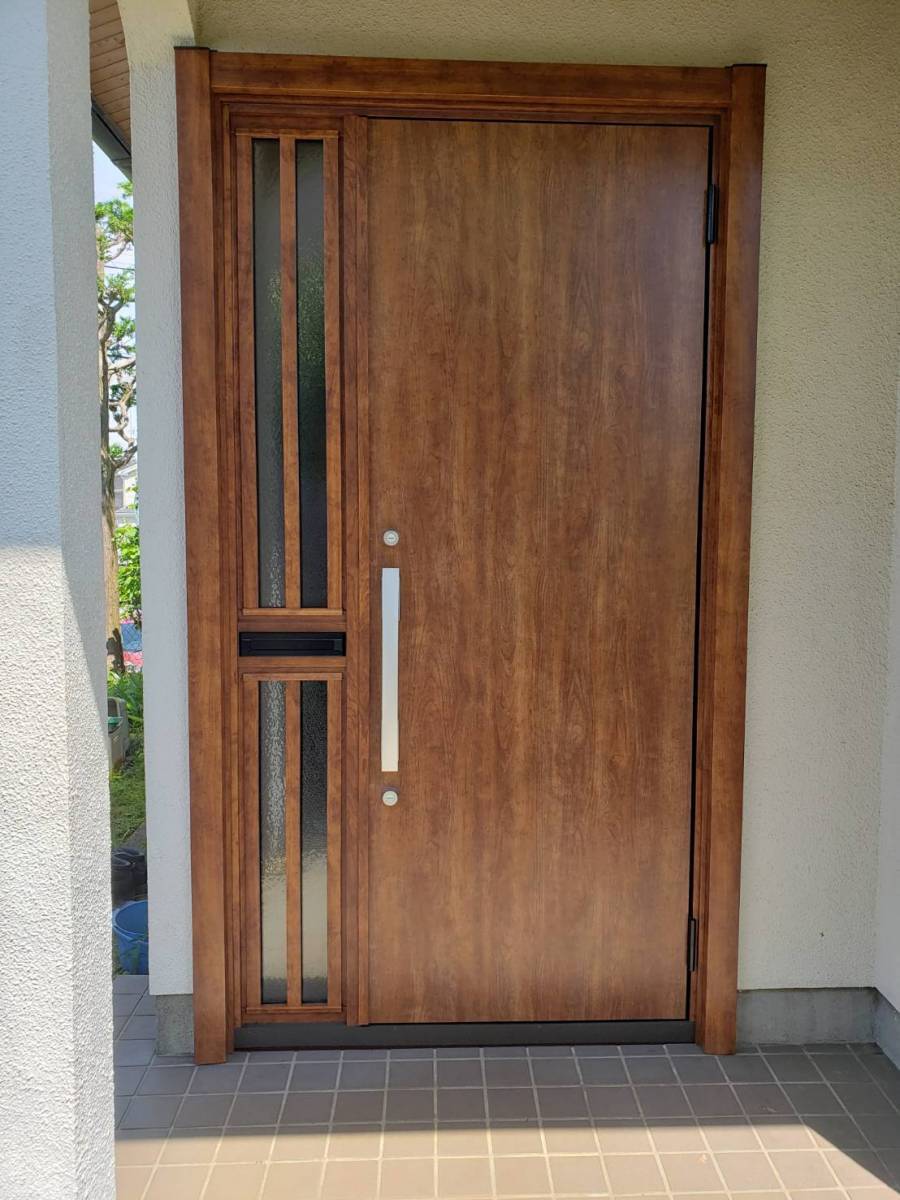 トーヨコトーヨー住器の玄関ドア　リニューアル　リシェントの場合の施工後の写真1